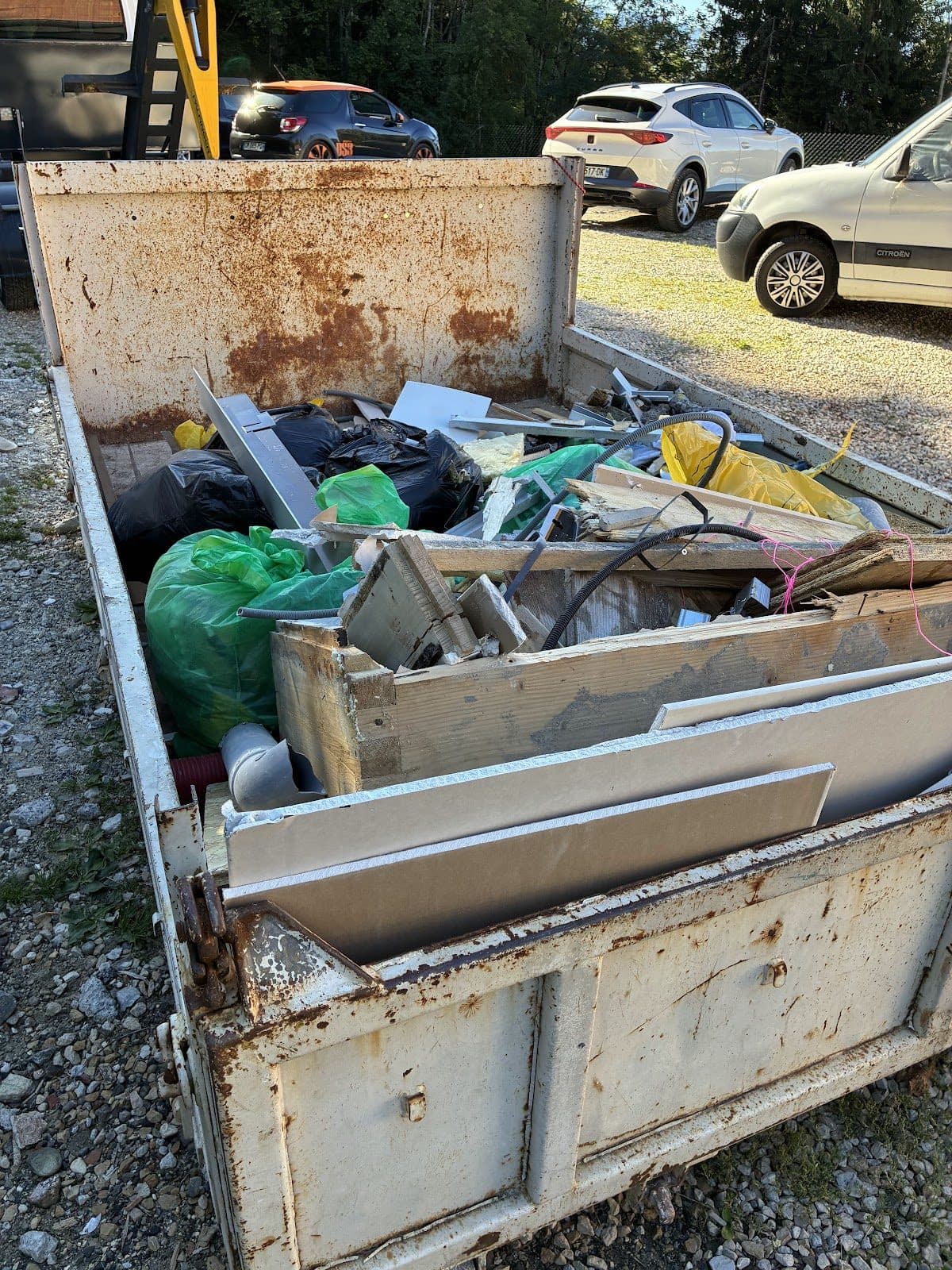 Benne remplie d'encombrants et de mobilier après un débarras